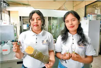  ??  ?? Las jóvenes son originaria­s de Hidalgo y tardaron tres años en hacer su proyecto.