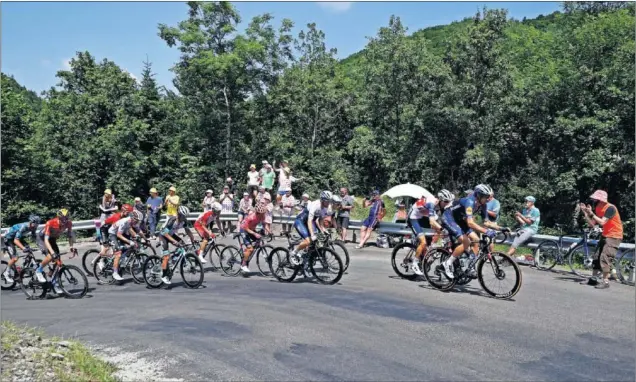  ??  ?? Mattia Cattaneo y Bauke Mollema, posterior vencedor, encabezan el grupo de escapados durante la 14ª etapa del Tour de Francia.