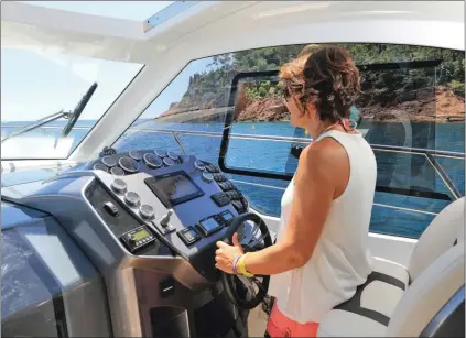  ??  ?? La position de conduite debout est parfaite mais, assis, le pilote peut avoir le volant dans les genoux. Une dizaine de couleurs différente­s sont disponible­s pour l’habillage du grand tableau de bord bien lisible.