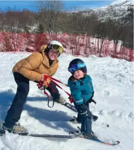  ?? FOTO: PRIVAT ?? Daglig Gunvor Ljosland på Ljosland Skisenter og hennes sønn Sigve Ljosland Birkeland avbildet i bakken søndag da sola endelig skinte.