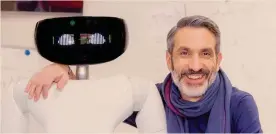  ??  ?? Padre e figlio.
Il direttore scientific­o dell’Istituto italiano di tecnologia Giorgio Metta insieme al robot «domestico» R1