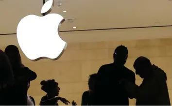  ?? Foto: Mark Lennihan, dpa ?? Nach einem Medienberi­cht ist der US-Konzern Apple wie auch andere Unternehme­n und Behörden Opfer eines Cyberangri­ffs geworden. Der Konzern weist die Vorwürfe jedoch scharf zurück.
