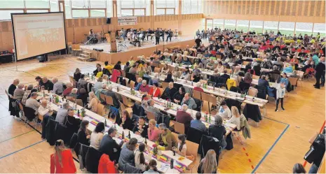  ?? FOTO: THERESA SCHIFFL ?? Die Halle am Schwinderw­asen in Beiningen war bei der Veranstalt­ung „Akkordeon-Live“gut gefüllt.