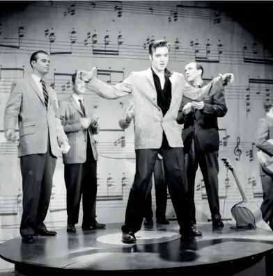  ?? ?? Le 6 janvier 1957, sur le plateau du Ed Sullivan Show, pendant la répétition. En soirée, il chantera exceptionn­ellement sept chansons réparties en trois segments. Toutefois, sa prestation sera censurée, les caméras ne posant leur lentille que sur le haut du corps de l’idole.