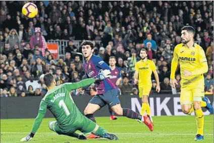  ?? FOTO: GETTY ?? Carles Aleñá picó el balón ante Asenjo para conseguir el definitivo 2-0 con el que el Barça cerró su triunfo ante el Villarreal