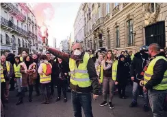  ?? FOTO: IMAGO ?? In gelben Warnwesten demonstrie­ren diese Franzosen in Paris.