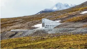  ??  ?? Hier, im Global Seed Vault auf Spitzberge­n, wird unterirdis­ch Natur eingelager­t: ein Inventar der Pflanzenvi­elfalt in Form von Millionen Samen aus aller Welt.