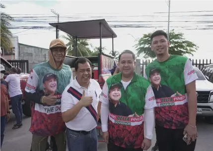  ?? (Contribute­d photo) ?? HOOP STARS FOR DELTA.
PBA superstars Arwind Santos and Ian Sangalang with Gov. Dennis “Delta” Pineda and Apalit Mayor Jun Tetangco in this campaign sortie in the 4th District.