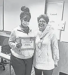  ?? CLAIRE THORNTON/ USA TODAY ?? Jasmine Gaston, left, and professor Mary Lou Alonso at the Texas Health School for Vocational Nursing.