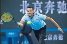  ??  ?? EN FORMA. Kyrgios, en una acción de su partido contra Zverev.