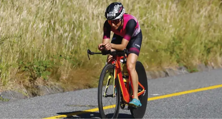  ?? ?? ► “Le dimos una alegría a toda la gente que vino a ver la carrera. Es difícil sacar este resultado estando entrenando hace pocas semanas”, dijo la triatleta chilena Bárbara Riveros.