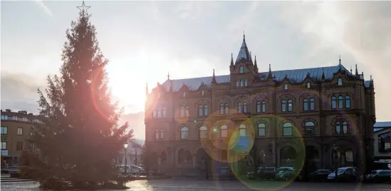  ?? Bild: Dick Gillberg ?? De första solstrålar­na på mycket länge visade sig över Varbergs torg på fredagen.