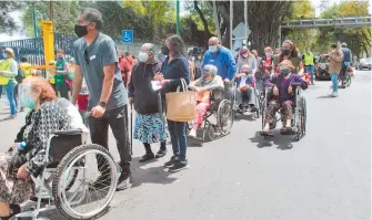  ?? /OMAR FLORES ?? Por momentos las filas eran largas para ingresar a los centros de Iztapalapa,