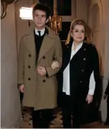  ??  ?? Haute-couture. Avec Catherine Deneuve au défilé Saint Laurent, à Paris, en mars 2016.