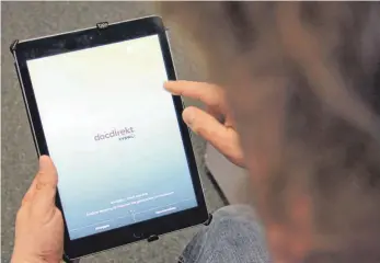  ?? FOTO:: HEILEMANN ?? Mit der App von „docdirekt“können sich Tuttlinger nun von Teleärzten beraten lassen.