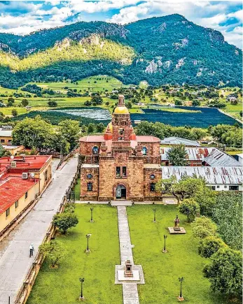  ?? ?? AGRESIÓN. En el templo de la comunidad de Cerocahui, municipio de Urique, Chihuahua, un sujeto ingresó y mató a tres personas, entre ellas a dos clérigos.