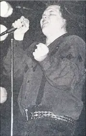  ?? ?? Legendary rocker Meat Loaf on stage in Conna in 1990. (Pic: The Avondhu Archives)