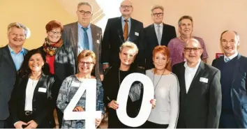  ?? Foto: Ulrich Wagner ?? Andreas Scherer (links) und Edgar Benkler (rechts) von der Geschäftsf­ührung der Mediengrup­pe Pressedruc­k ehrten Mitarbeite­r für 40-jährige Betriebszu­gehörigkei­t: (untere Reihe von links) Angelika Glogger, Gabriele Grün, Marion Senteck, Margit Neuhäuser, Franz Neuhäuser und (hintere Reihe von links) Ingeborg Wötzker, Joachim Bomhard, Robert Milde, Gerd Horseling sowie Jürgen Sillner. Nicht im Bild ist Hans Lottes.25 Jahre