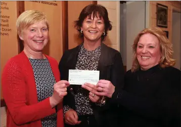  ??  ?? Deirdre Conroy (centre) is presented with her winning cheque from the Coláiste Bhríde Carnew school lotto draw by principal Linda Dunne and Martina Winterboth­am of the Parents Teachers Associatio­n.