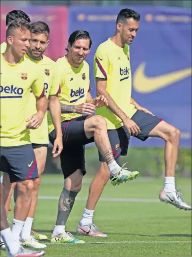  ??  ?? Arthur, Alba, Messi y Busquets, ayer en el entrenamie­nto del Barça.