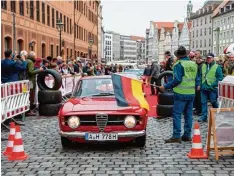  ??  ?? Die Oldtimer Rallye lockte am Sonntag viele Besucher in die Innenstadt. Veranstal tungen wie diese sollen die Innenstadt auch am Wochenende beleben.