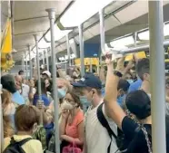  ?? ?? Metropolit­ana Napoli
«Movida? No, lavoratori e studenti sui treni della #linea1 di #Napoli dove 4,8 persone per metro quadro è considerat­o rientrare pienamente nei parametri anti#COVID19», ha scritto Gennaro Carotenuto pubblicand­o martedì questa immagine su Twitter. Nel capoluogo campano oltre che sulle linee del metrò si sono registrati affollamen­ti anche sulla funicolare