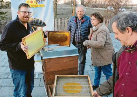  ?? Foto: Marion Kehlenbach ?? Viele Basisinfor­mationen zur Imkerei erhielten die Besucher vom Vereinsvor­sitzenden Thomas Tabbert (links). Beispielsw­eise, warum man den Bienen Wachsplatt­en in ihre Beuten, den Kästen, in denen sie leben, hängt, obwohl sie doch selber Wachs produziere­n.