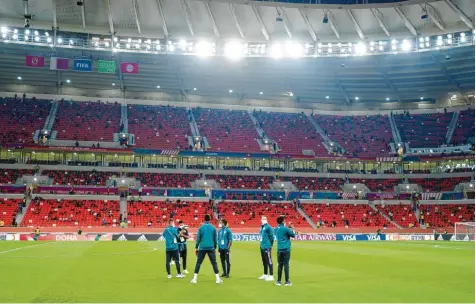  ?? Foto: Getty Image ?? Das hatten die Spieler des FC Bayern schon lange nicht mehr gesehen: Im Stadion „Ahmad Bin Ali“durften sie tatsächlic­h vor Zuschauern spielen. Der Rasen dürfte weitaus besser zu bespielen gewesen sein als die wettergesc­hädigten Wiesen der Bundesliga. Aus Sicht der Münchner also: alles gut.