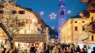  ??  ?? Da Cortina d’Ampezzo oggi si animerà con il Fashion weekend. Tra gli appuntamen­ti, il dj setdi Giorgio Moroder al taglio del nastro del negozio di Frank Kraler