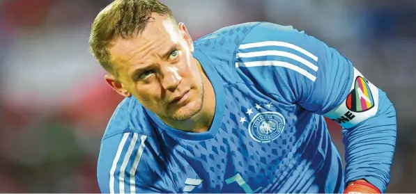  ?? Foto: Christian Charisius, dpa ?? Eigentlich wollten etliche Kapitäne wie Manuel Neuer die „One Love“-Binde an ihrem Arm tragen. Nun aber sind die Verbände vor der Fifa eingeknick­t.