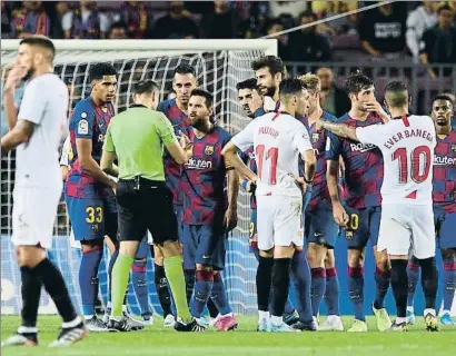  ?? JOSEP LAGO / AFP ?? Los jugadores del Barça rodean a Mateu Lahoz tras la expulsión de Araujo