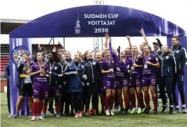  ?? FOTO: LEHTIKUVA / EMMI KORHONEN ?? ■ Åland United spelade hem cuptiteln i början av oktober då TiPS föll i finalen i Vanda.