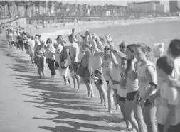  ?? Foto: ?? Protest am Strand gegen Massentour­ismus: Bewohner des Stadtteils Barcelonet­a bilden eine Menschenke­tte.