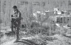  ??  ?? AFGANISTÁN. Un guardia en una ciudad fronteriza.