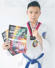  ??  ?? EMAS: Hafiz pemenang pingat emas sukan elektronik.