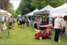  ??  ?? Event-goers shop at the 2017 Markets at Round Lake.