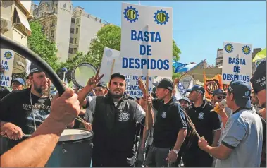  ?? SERGIO PIEMONTE ?? REACCION. Tras la marcha, el oficialism­o tildó al proyecto del peronismo de “demagógico”.