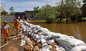  ?? Photograph: Brendan Mccarthy/EPA ?? People work to place sandbag at Campaspe Esplanade in Echuca, Victoria on Monday. Authoritie­s fear the town’s existing levee banks will not suffice.