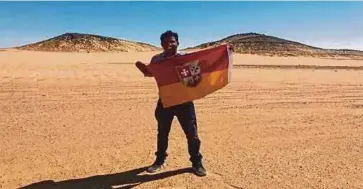  ??  ?? DIXIT bersama bendera di Bir Tawil. - Agensi