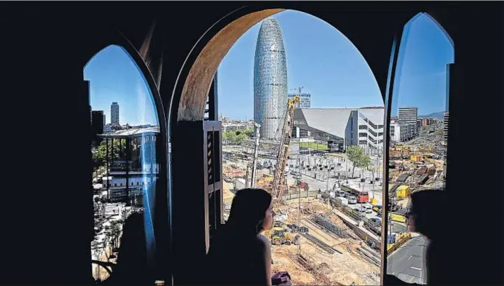  ?? ÀLEX GARCIA ?? El ojo de la plaza. En el centro de Glòries, en un espacio con forma de lágrima, se desarrolla­n los trabajos de construcci­ón del túnel