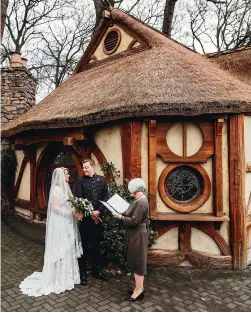  ?? CLARE GORDON ?? Josh and Ashley Baurle got married outside Matamata’s i-SITE centre.