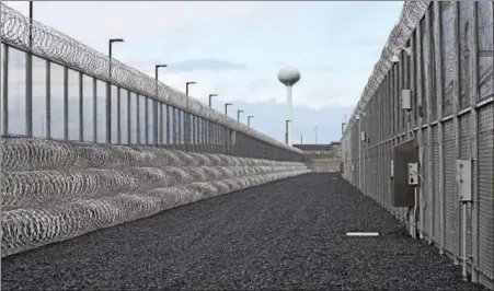  ?? MARIAN DENNIS – DIGITAL FIRST MEDIA ?? Fences surroundin­g the new SCI Phoenix, set to replace Graterford State Prison, are equipped with technology that alerts guards to anyone walking between the fences. A system is also in place to notify guards if the fences are tampered with.