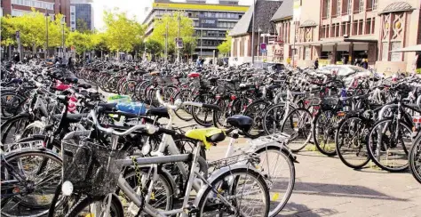  ?? BILD: KATJA MIELCAREK ?? Beliebtes Ziel von Fahrraddie­ben: An Plätzen, an denen Pendler ihre Drahtesel abstellen, wie hier am Hauptbahnh­of, sind besonders viele Diebstähle zu verzeichne­n.