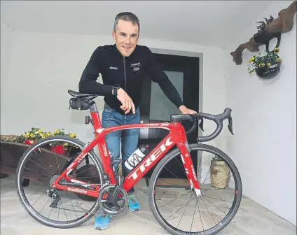  ?? FOTO: UNCITI ?? Markel Irizar posa para MD en su casa de Arrasate antes de partir hacia el Giro. El ciclista oñatiarra está con ganas de volver