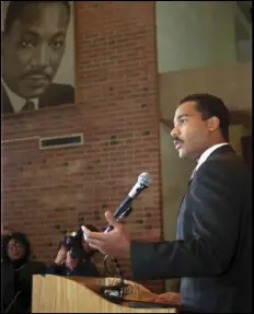  ?? ASSOCIATED PRESS FILES ?? Dexter King, son of slain civil rights leader Martin Luther King Jr., speaks to the media during a news conference on Feb. 13, 1997, in Atlanta in which the King family asked that James Earl Ray be brought to trial for the murder of Martin Luther King, Jr.