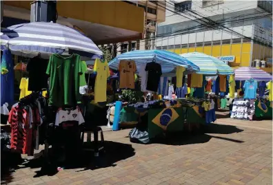  ?? Lojistas e vendedores ambulantes lançam mão da decoração ?? Lojistas e vendedores ambulantes lançam mão das cores do Brasil para atrair os torcedores que procuram adereços para torcer pela Seleção