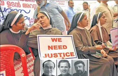  ?? FOTOS: AP CEDOC PERFIL ?? RECLAMO. Religiosas indias piden justicia por una hermana que denunció una violación. Sacerdotes pedófilos en la diócesis de San Diego.