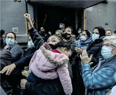  ?? Àngel García ?? La imagen de una madre empoderada y su hija tras conseguir que se revirtiera su desalojo en Ciutat Meridiana.