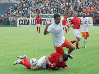  ??  ?? Mestre NIente da fare allo stadio Brianteo per il Mestre di Mauro Zironelli: la squadra arancioner­a perde 2-1 ed esce così dalla corsa allo scudetto della serie D