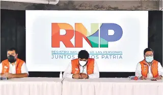  ?? FOTO: EL HERALDO ?? Los funcionari­os del RNP estiman que antes del 14 de marzo los hondureños tendrán su nueva tarjeta aunque podrán votar con cualquiera de las dos.